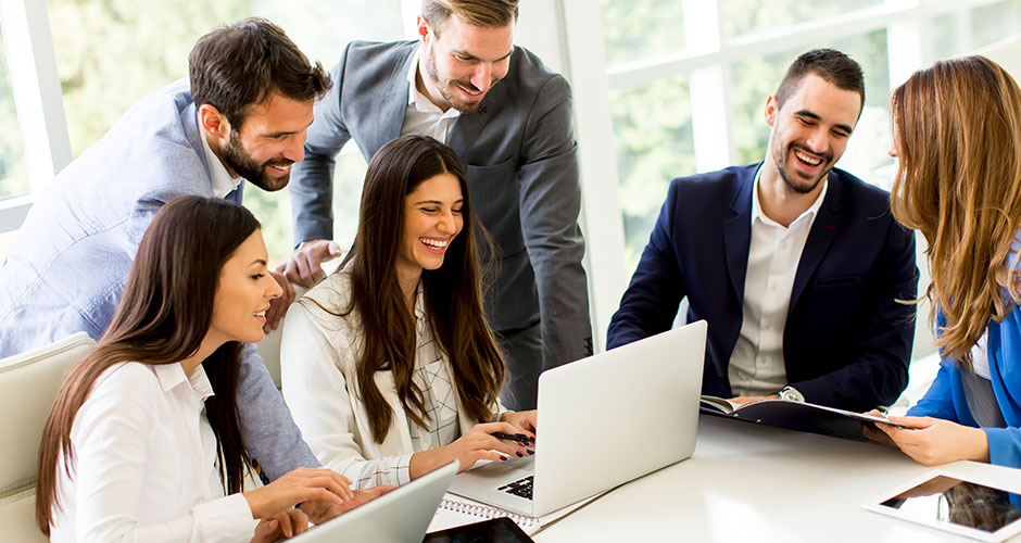 pessoas sorrindo em reuniao de trabalho