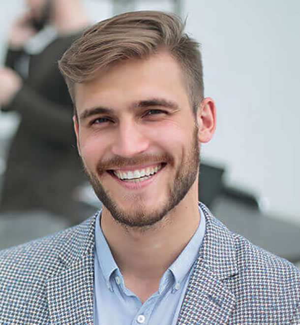 homem loiro sorridente