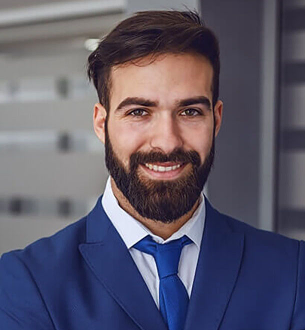 homem sorrindo vestido de terno