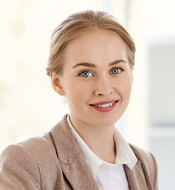 mulher loira sorrindo timidamente